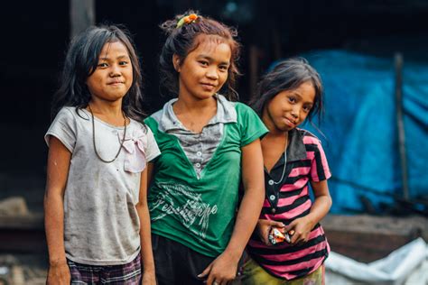 women of philippines slums.